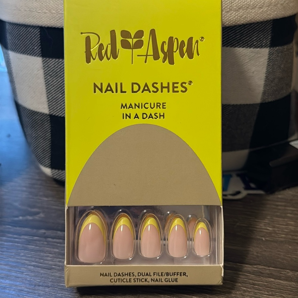 RED ASPEN Beaming Yellow Angela Nail Dashes 24 Pop On almond  0-9